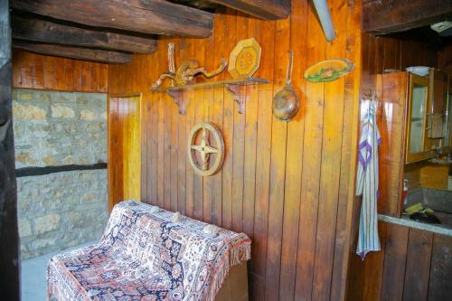 加布罗沃Holiday Home Lyubovo的厨房里木墙和长凳