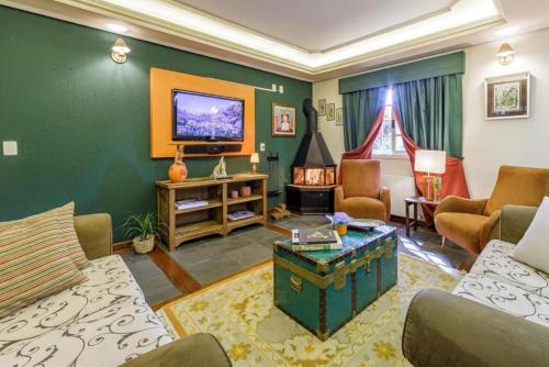 格拉玛多Tri Hotel Le Chateau的带沙发和电视的客厅