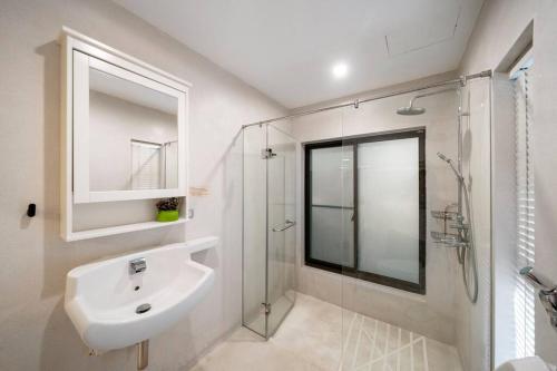Ban Huai Sok NoiVilla Family R7 The Height Khaoyai 1BR byน้องมังคุด的白色的浴室设有水槽和淋浴。