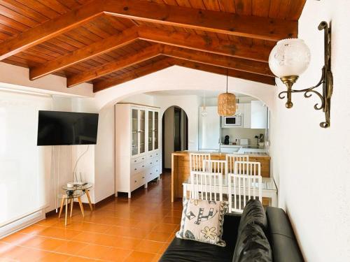罗列特海岸Private Apartments Cala Canyelles的带沙发的客厅和厨房