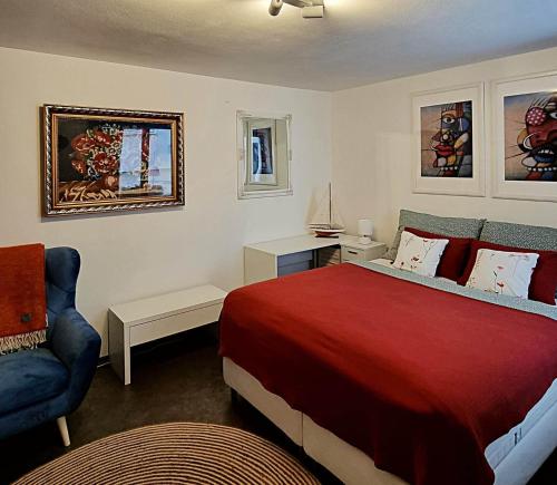 皮塞克Apartmán Zlatý kříž的一间卧室配有红色的床和蓝色椅子