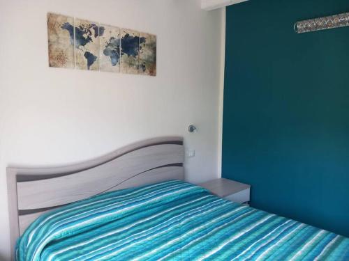 托里德尔贝纳科Casa Maria的一间卧室配有一张蓝色墙壁的床