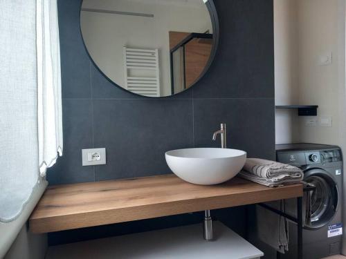 托里德尔贝纳科Casa Maria的一间带碗水槽和镜子的浴室