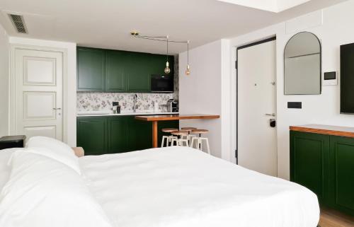 瓦拉泽Il Caruggio Flat的一间卧室设有绿色橱柜和一张白色的床。