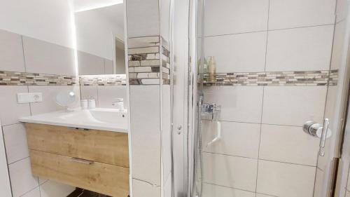 TriepkendorfUrlaub auf dem Land的白色的浴室设有水槽和淋浴。