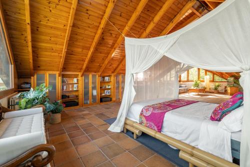 圣胡斯托德斯韦尔恩BARCELONA´S TROPICAL OASIS的一间卧室设有一张床和木制天花板