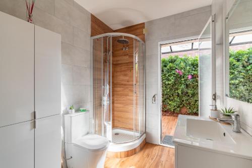 圣胡斯托德斯韦尔恩BARCELONA´S TROPICAL OASIS的带淋浴、卫生间和盥洗盆的浴室