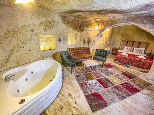 于尔居普Heritage Cave Suites的带浴缸的大浴室和卧室