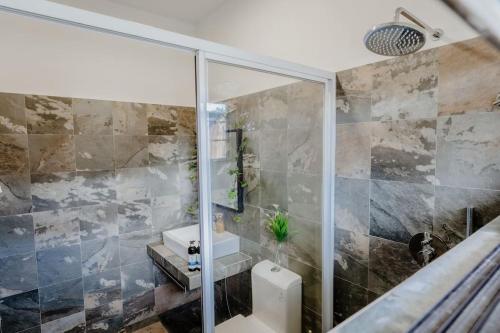 波德申Bamboo Rimbun-Tranquil Seaside Villa, Port Dickson的带淋浴和盥洗盆的浴室
