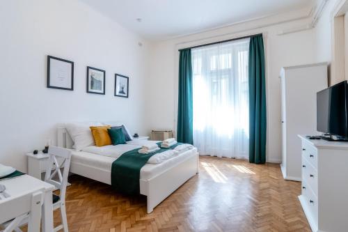 布达佩斯Budafoki Residence的白色的卧室设有床和窗户
