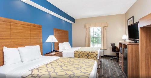 杰克逊维尔杰克逊维尔贝蒙特套房酒店的酒店客房设有两张床和一台平面电视。