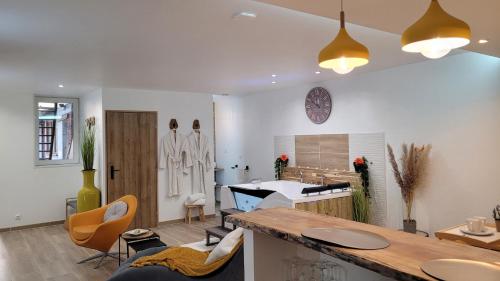 La BasséeGrand Studio magnifique avec Spa privatif illimité的客房内设有带水槽和浴缸的浴室