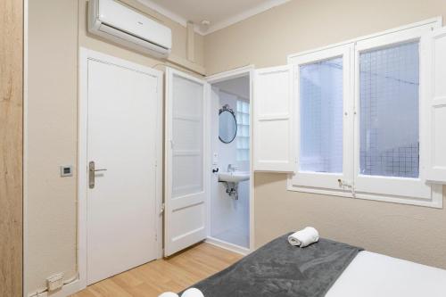 巴塞罗那AB Eixample Viladomat的一间卧室配有床、水槽和窗户