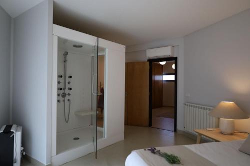 埃里塞拉Akivillas Ericeira Lullaby的一间卧室设有玻璃门淋浴