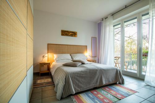 兰柯Oasi Degli Dei的一间卧室设有一张床和一个大窗户