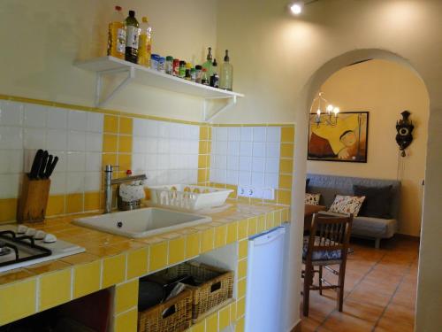 蒙图伊里Finca Caballo Blanco的厨房设有黄色和白色的瓷砖墙