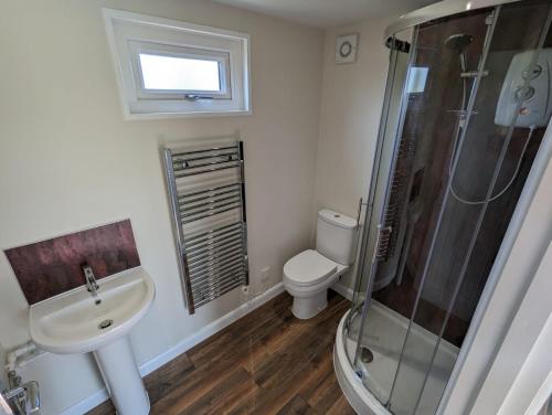 BadseyMyrtle的浴室配有卫生间、盥洗盆和淋浴。