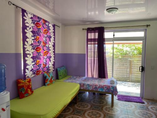 波拉波拉Vaiotaha Lodge的客房设有两张床和窗户。