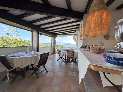 圣特奥多罗Villa Minda的享有美景的带桌椅的用餐室