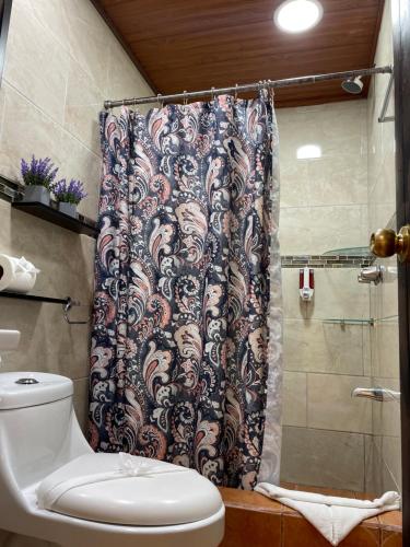 蒙泰韦尔德哥斯达黎加Cabinas Vista Al Golffo的带淋浴帘和卫生间的浴室