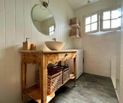 希奥拉肯·佩里戈尔Mamie House coeur Périgord的一间带水槽和镜子的浴室