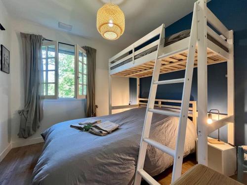 希奥拉肯·佩里戈尔Mamie House coeur Périgord的一间卧室配有带梯子的双层床