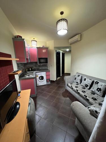 马特鲁港Porto Matrouh Chalet X Rent family only的带沙发的客厅和厨房