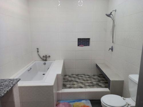 Buccookdk villa的白色的浴室设有浴缸和卫生间。