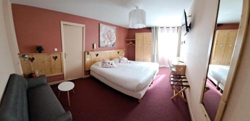 勒蒙多尔Alti'Pic Hôtel的卧室配有白色的床和沙发