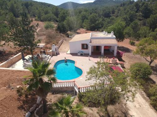 圣何塞德萨塔莱阿VILLA GREAT PARADISE的享有带游泳池的房屋的空中景致