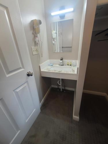 NorthwoodLake Shore Farm Inn的白色的浴室设有水槽和镜子