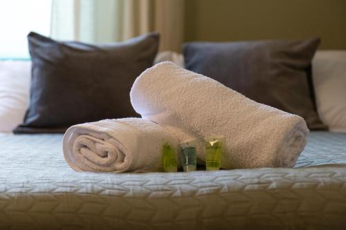 霍夫Stylish Retreat的在酒店客房内的床上铺上一条可移动的毛巾