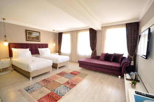 伊斯坦布尔老城尼亚套房酒店的酒店客房,配有床和沙发