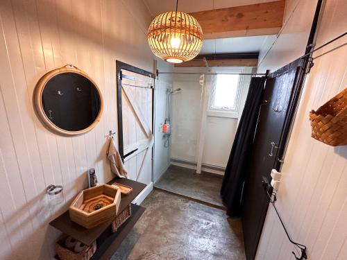 阿克拉内斯Rustic Farmhouse - Narfasel的一间带水槽、镜子和吊灯的浴室