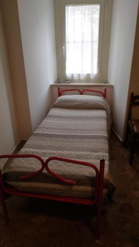 MontecchioCasa Momo的小型客房 - 带2张床和窗户
