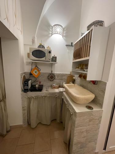 切列梅萨皮卡La Casetta di Sofia的厨房配有水槽和微波炉