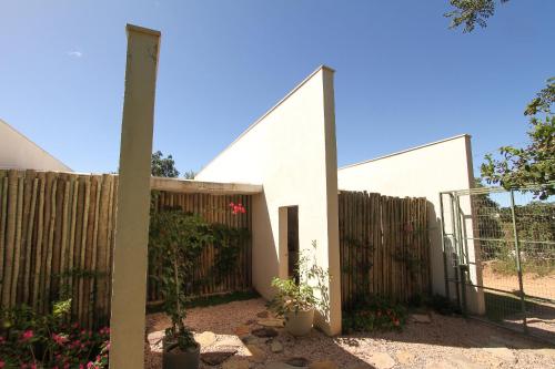 戈亚斯州上帕莱索Statera Host的白色的房子,设有木栅栏