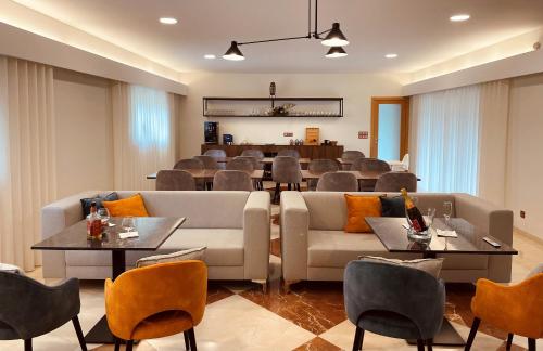 VilelaCasa de Lamaçais的客厅配有沙发和桌椅