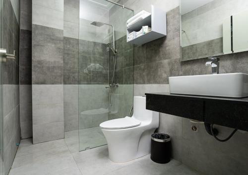 贡布The Square Kampot Hotel的浴室配有卫生间、盥洗盆和淋浴。