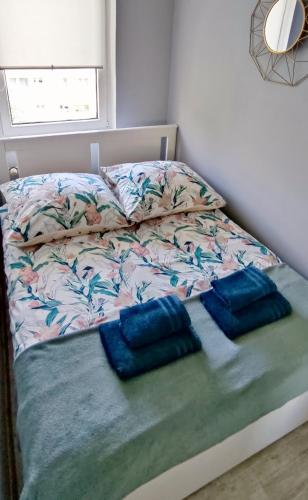 奥斯威辛Lovely place-apartament Oświęcim的床上有2个蓝色枕头