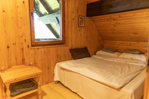 韦莱涅VILA HELENA的小木屋内一间卧室,配有一张床