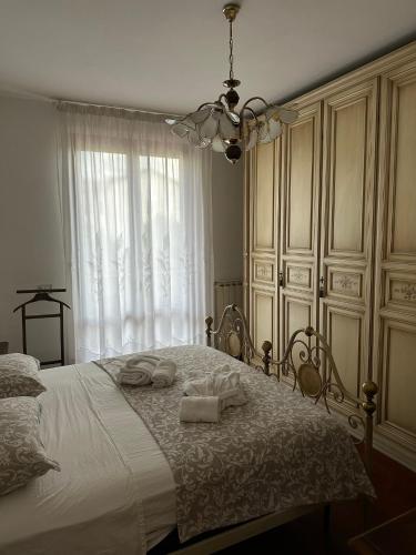 圣多尼诺Casa Maria (posto auto gratuito)的一间卧室配有一张床,上面有两条毛巾