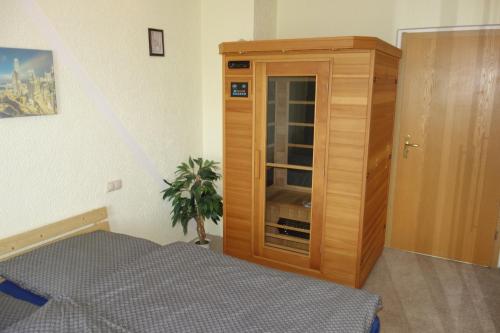 奥泊维森塔尔Ferienwohnung Oberwiesenthal的一间卧室配有一张床和一个木制橱柜