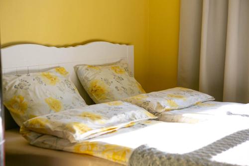 塔林Lovely nest in Nõmme的卧室内床边的2个枕头