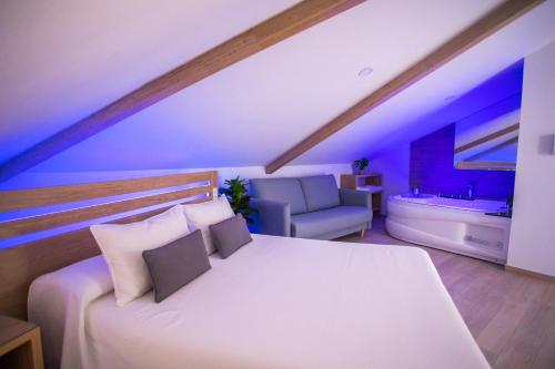 El CuervoApartahotel Énfasis-Group的卧室配有一张白色的大床和一张沙发。