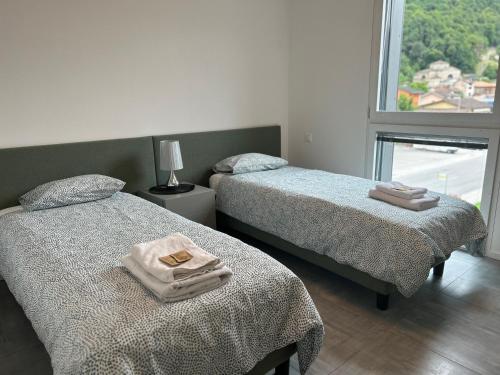 梅拉诺LabPark design apartment的一间卧室配有两张带毛巾的床