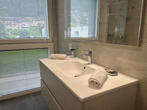 梅拉诺LabPark design apartment的一间带水槽和镜子的浴室以及窗户。