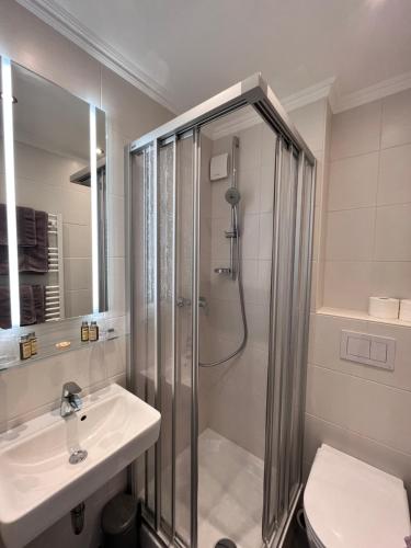 诺德奈Hotel Paula Norderney的带淋浴和盥洗盆的浴室