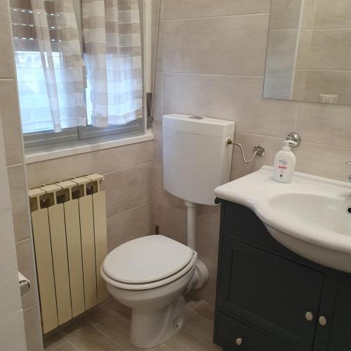 卡尔塔尼塞塔Adriana's home的浴室配有白色卫生间和盥洗盆。