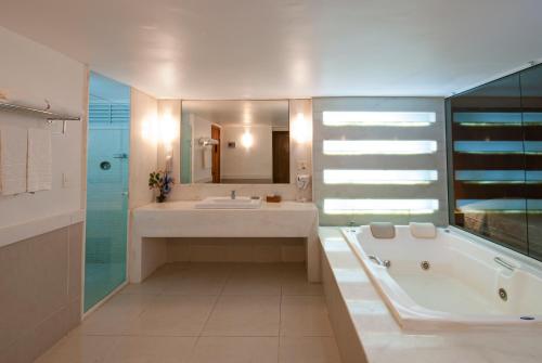 里约热内卢科帕卡瓦纳大西洋酒店的带浴缸和盥洗盆的大浴室